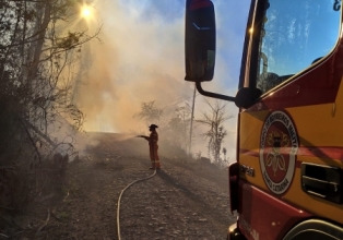 Bombeiros de Salto Veloso combatem por mais de 3 horas incêndio florestal