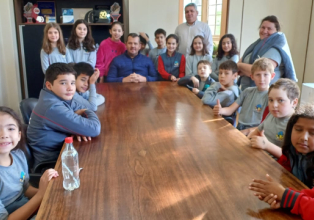 Alunos da escola Municipal Madre Leontina realizam visita a Câmara de Vereadores e Prefeitura