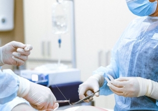 Médico indenizará em R$ 40 mil paciente jovem que teve ovário saudável extraído por erro