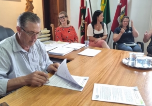 Prefeito de Treze Tílias assina série histórica de contratos para obras no setor de saúde