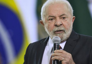 Lula assina MP que recria o Bolsa Família