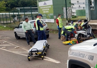 Bombeiros atendem acidente entre carro e moto na SC 135 em Videira