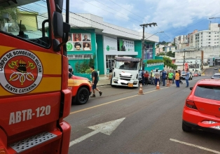 Caminhão desgovernado colide em três veículos no centro de Videira