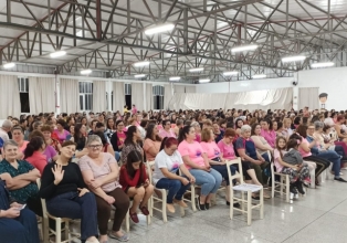 Evento alusivo ao Outubro Rosa reuniu mais de 400 mulheres
