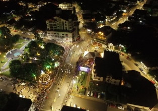 Parada de Natal encanta público em Treze Tílias