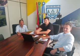 Prefeito e vice-prefeito de Macieira realizam reunião com representante do BADESC