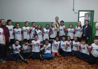 Estudantes água-docenses recebem camisetas do Projeto Educação Maker