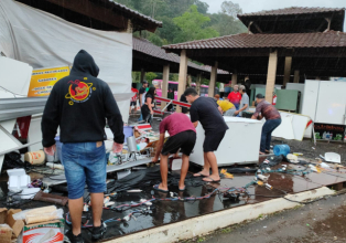 Temporais associados a um ciclone extratropical que atua em Santa Catarina causaram estragos no estado nesta segunda-feira (4)