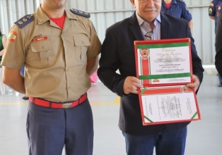 Prefeito Dioclésio Ragnini recebe título honorário de Amigo do Corpo de Bombeiros Militar