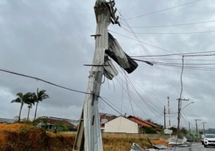 Vento forte causa destruição em Timbó e Defesa Civil investiga possível tornado