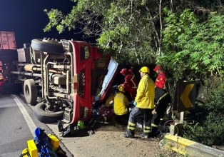 Caminhão tomba na divisa entre Santa Catarina e Rio Grande do Sul