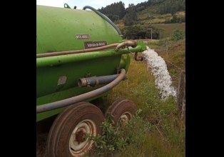 Prefeitura de Salto Veloso faz transporte de água para propriedades do interior devido à estiagem