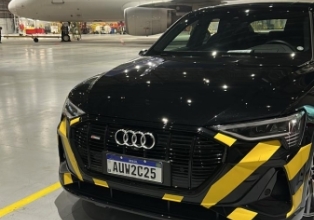 Audi do Brasil e LATAM iniciam serviço exclusivo de transporte de passageiros com carros elétricos