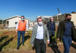 Governador visita áreas atingidas por tornado e repassa recursos para abertura de leitos de UTI