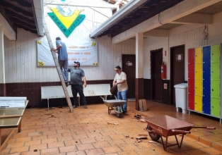 Secretaria de Educação Treze Tílias realiza reforma de telhado de ala velha da escola municipal