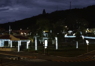 Iluminação de Natal da praça de Água Doce chama atenção dos água-docenses e visitantes
