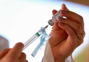 OMS defende que vacinação obrigatória deve ser adotada apenas como último recurso