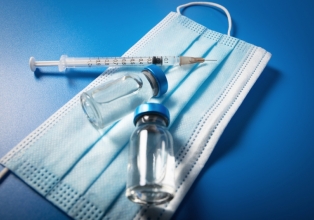 Vacinação de adolescentes e idosos seguirá em marcha lenta por mais uma semana em SC
