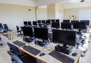 Escolas de SC começam a receber novos computadores