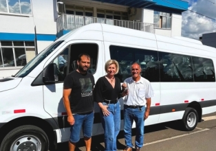 Administração Municipal de Água Doce adquire novo veículo para transporte escolar
