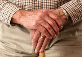 Cerca de 48% dos idosos com 80 anos ou mais caem pelo menos uma vez a cada dois anos