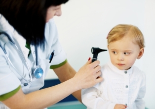 Teste da orelhinha: entenda como é feito e para que serve o exame em recém-nascidos