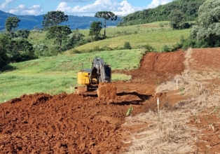 Prefeitura de Treze Tílias inicia obras de infraestrutura em terreno que vai sediar polo industrial do município