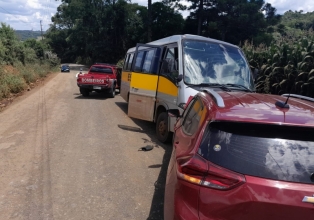 Ônibus Escolar e veiculo colidem em acidente na estrada entre Salto Veloso e Treze Tílias