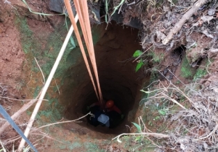 Bombeiros resgatam filhote de cachorro que caiu em poço em Campos Novos