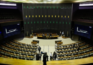 O plenário do Senado aprovou na quarta-feira (13) a indicação do ministro da Justiça, Flávio Dino, para uma vaga no Supremo Tribunal Federal (STF)
