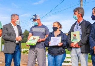 Agricultores de Catanduvas e Vargem Bonita recebem documentação de imóveis rurais