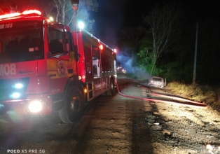 Incêndio destrói totalmente um veiculo na estrada de Salto Veloso a Treze Tílias.