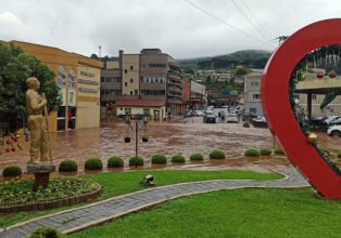 Fortes chuvas causam alagamento de casas, lojas e interdição de estradas em Arroio Trinta