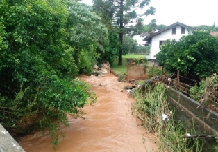 Enxurrada provoca inundações e estragos na cidade de Treze Tílias. Aulas foram suspensas no município