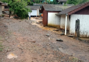 Casas alagadas e queda de barreiras foram registradas no município