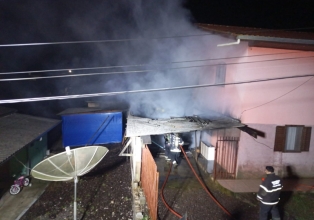 Bombeiros de Videira combatem incêndio em Edificação residencial em Iomerê
