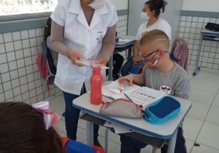 Alunos das escolas municipais de Iomerê recebem kits de higiene bucal