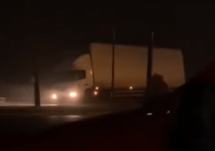 Vento derruba caminhão e interdita rodovia em SC, rajadas chegaram a 157 km/h