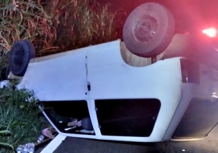 Carro capota após ser atingido por outro veículo em Salto Veloso