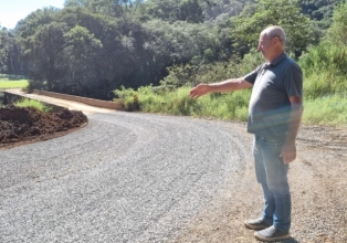 Secretaria de Obras de Treze Tílias realiza manutenção da estrada de acesso a Arroio Trinta