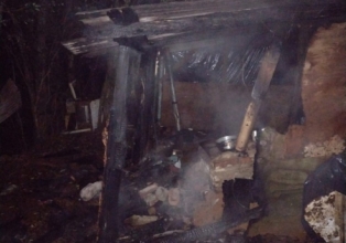 Um barraco pegou fogo e foi consumido pelas chamas no bairro Vila Nova em Água Doce