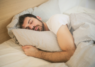 Como dormir melhor? Especialista apresenta 7 dicas que podem te ajudar