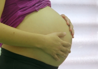 Adolescente de 13 anos fica grávida de trigêmeos no Paraná, e MP-PR investiga o caso