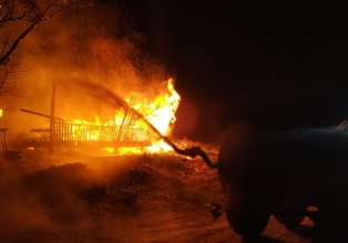 Incêndio destrói casa no interior de Treze Tílias