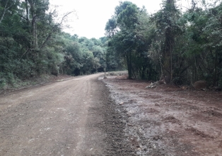 Prefeitura de Salto Veloso realiza restauração da estrada Santo Antônio no acesso a Macieira