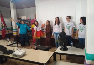 Grupo Ambiental realiza apresentação teatral na creche municipal