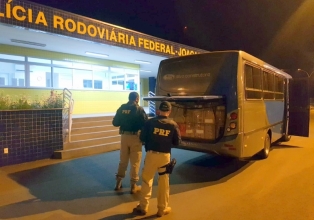 PRF apreende mais de meio milhão de reais em cigarros dentro de micro-ônibus na BR 282 em Erval Velho
