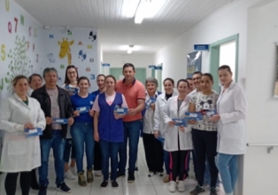Prefeito de Macieira entrega cartão do vale alimentação a servidores do município