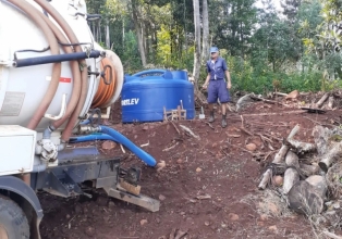 Prefeitura de Água Doce realiza distribuição de água em propriedades rurais