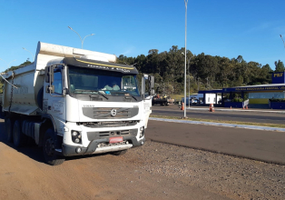 Policiais rodoviários federais flagraram na quarta (24) na BR-282 em Joaçaba, um caminhão transportando 10.950 quilos a mais que o máximo permitido